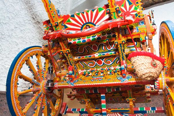 Discover the sicilian tradition during your holidays