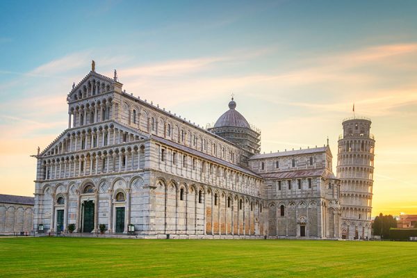 Discover the masterpieces of Piazza dei Miracoli in the city of Pisa
